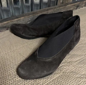 Munro Francee Brown Suede V-Neck Heeled Ankle Bootie Women's Size 8.5 - Picture 1 of 14