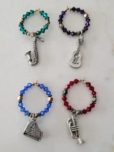VINTAGE SET OF 4 WINE GLASS CHARMS DRINK MARKERS WITH MUSICAL INSTRUMENTS - Bild 1 von 1