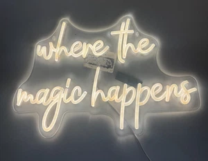 Letrero LED de neón blanco Where The Magic Happens - Imagen 1 de 4