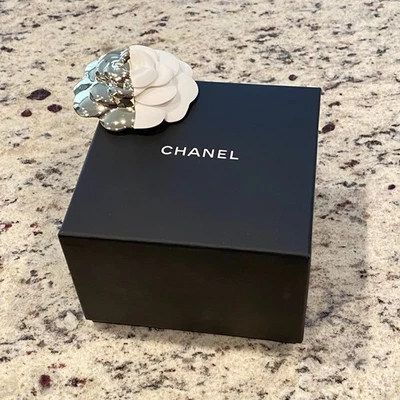 Подлинная пустая подарочная коробка Chanel с цветочной брошь 4,5 дюйма x 4,5 дюйма x 3,25 дюйма быстрая доставка! - Изображение 1 из 4