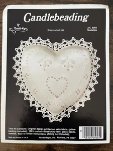 Nostalgia, Needle Magic, Candlewicking Kit #5005 - Cuscino - Raso, Pizzo NO PERLINE - Foto 1 di 5