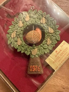 Hallmark 1976 Árbol Recortar Giro Sobre Perdiz Pera Árbol Adorno de Navidad - Imagen 1 de 3