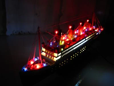 泰坦尼克号木制模型游轮带闪光灯 32" 全组装 — 第 1/4 张图片