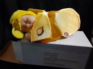 NUEVO COMO NUEVO EN CAJA MUÑECA MARIPOSA BEBÉ DURMIENTE AMARILLA ANNE GEDDES 9" - Imagen 1 de 2