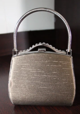 Bolso sin asas formal de caja dorada con detalles de diamantes sintéticos vintage Foto 1 de 4