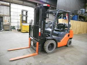 2019 Toyota 8FGU25, 5,000#, 5000# Pneumatic Tired Forklift w/ 4 Stage Mast & SS - Picture 1 of 13