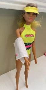 Barbie 1997 SPEEDO YELLOW ONE PC SUIT WITH TOWEL & VICER “NO DOLL” - Imagen 1 de 6