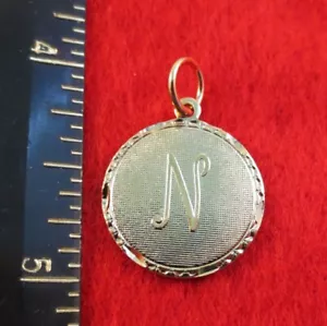 Charm A Disco In Iniziale Rotonda EP In Oro 14KT Era $8.95 - Foto 1 di 1