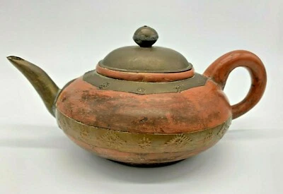 Antigua tetera de arcilla roja Yixing Zisha adorno de latón sello de exportación de Oriente Medio RARO Foto 1 de 4