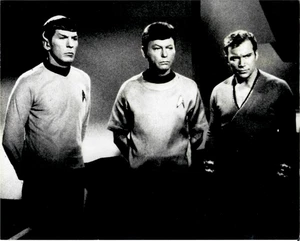 Foto de prensa original de Star Trek 8x10 del Dr. Spock, el Capitán Kirk y el Dr. McCoy de 1960 - Imagen 1 de 1
