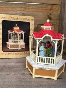 Vintage Christmas Enesco Music Box Gazebo Skaters Waltz-1982 Skaters Waltz - Picture 1 of 16