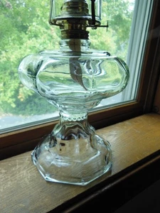 VINTAGE GROSSE KLARGLAS GETÄFELTE ÖL PETROLEUMLAMPE MIT BRENNER & PERLENPLATTE KAMIN - Bild 1 von 11