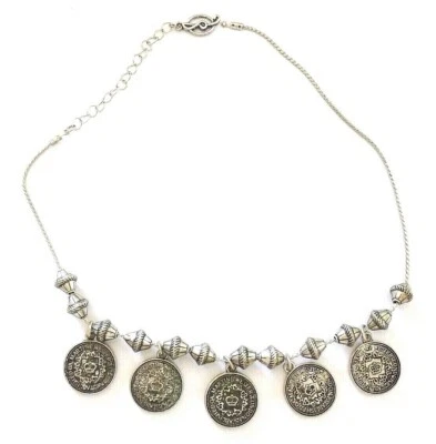 COLLANA BIGIOTTERIA METALLO COLOR ARGENTO STILE ETNICO ORIENTALE PENDENTE MONETE - Immagine 1 di 4