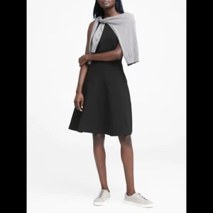 Banana Republic Stretch Racerback Fit-and-Flare, Negro - Imagen 1 de 5