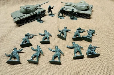 Hong Kong 16 piezas plástico ejército hombres juguete soldados alemanes y estadounidenses con dos tanques Foto 1 de 4