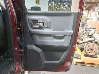Отделочная панель внутренней отделки задней двери 2016 Ram1500 Rh Pass Side черная/серая M9x8 - Изображение 1 из 4