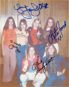 THE RUNAWAYS signiertes x4 Foto - Notorious Rock Band - 10"x8" Nachdruck - Bild 1 von 1