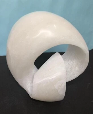 Luxury Alabaster Sculptures - Elegant Home Decor and Perfect Gift | - Image 1 of 4