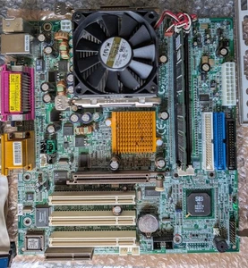 Lot retro Intel Pentium 4 2.4GHz + Gigabyte GA-8SIML + 512Mo RAM - Afbeelding 1 van 6