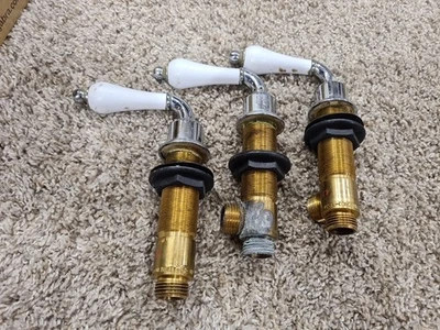 Grifos de fregadero de baño de porcelana cromada Pegasus de 4", cantidad 3 asas de latón blanco Foto 1 de 2