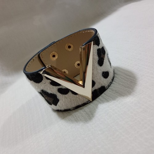 Bracciale Valentino in pelle di tigre con logo a V oro accessorio moda unisex