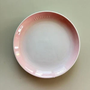 Plato de ensalada Le Creuset Shell rosa nuevo sin caja - Imagen 1 de 2