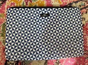 SCOUT Bags 13” Protector de Pantalla Geométrico Azul Blanco Funda para Laptop Nueva Sin Etiquetas - Imagen 1 de 3