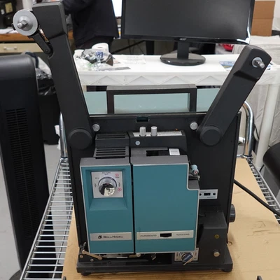 Proyector de películas vintage Bell & Howell 16 mm Filmosound modelo 1550B para piezas Foto 1 de 4