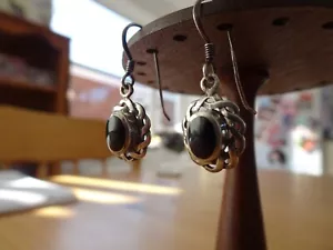 Precioso par de pendientes vintage de metal blanco (plata) y ónix - pequeños y bonitos - Imagen 1 de 12