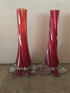2 gedrehte Elefantenfuß rote Glasknospenvasen mundgeblasen 8" hoch - Bild 1 von 4