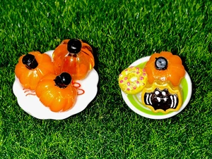 2 Puppenhaus Miniatur Kürbisse Fledermäuse Plätzchen Teller Handarbeit klein Halloween Neu - Bild 1 von 5