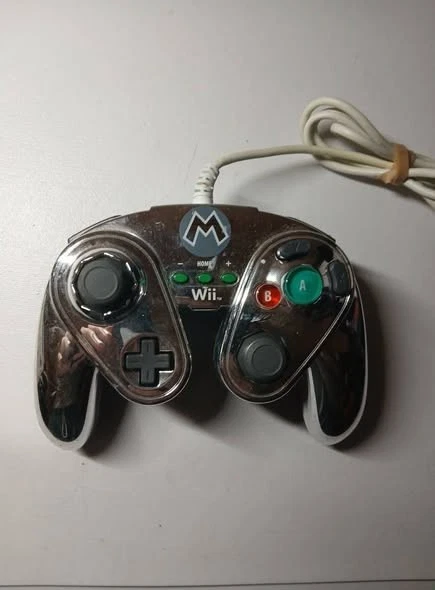 Metal Mario Wired Fight Pad Controller for Nintendo Wii - Image 1 of 1