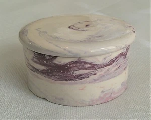 Caja de baratija redonda de cerámica pintada a mano vintage púrpura lavanda mármol 3,5 pulgadas - Imagen 1 de 11