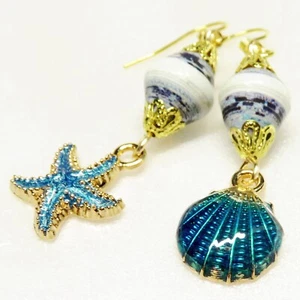 Pendientes asimétricos tono dorado esmalte azul concha marina/estrella de SoniaMcD - Imagen 1 de 11