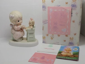 Precious Moments Figur Sharing PM942 Mädchen fütternder Bär Hochstuhl nur Mitglied - Bild 1 von 12
