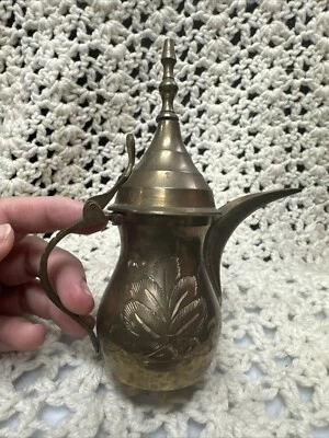 "B) Cafetera Dallah de latón árabe de Oriente Medio flor grabada 6""" Foto 1 de 4
