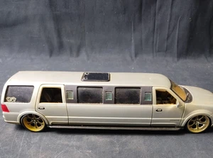 Maisto Playerz Luxury Diecast  Lincoln Navigator Limousine Gray 1/24 - Picture 1 of 24
