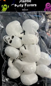 12 Halloween TOTENKÖPFE Dekorationen weiß Kunststoff 2", schwarze Akzente, Fabrikneu - Bild 1 von 2