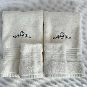 Peacock Alley Set 4 Hand White Towels  & Washcloths Black Embroidered Heart - Picture 1 of 8