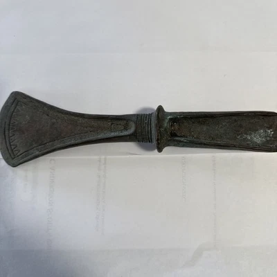 Hacha Palstave estilo Edad de Bronce decorada con un patrón lineal Foto 1 de 4