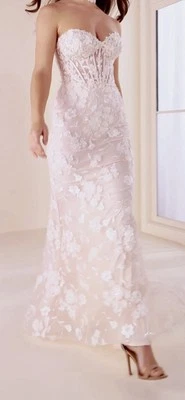 Ellie Wilde Elegant Embroidered Floral Lace Wedding dress - Image 1 of 4