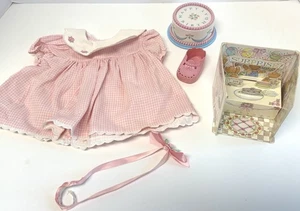 Conjunto de cumpleaños vintage AMERICAN GIRL BITTY BABY con libro y pastel COMPAÑÍA AGRADABLE - Imagen 1 de 9