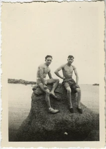 ALTES FOTO - VINTAGE SNAPSHOT - MANN NACKTER OBERKÖRPER MUSKEL MEER TREGASTEL - MAN SEA - Bild 1 von 1