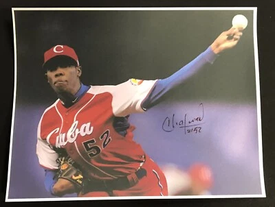 Foto autografiada firmada por Aroldis Chapman Cuba Clásico Mundial CMB 8x10 color A Foto 1 de 2