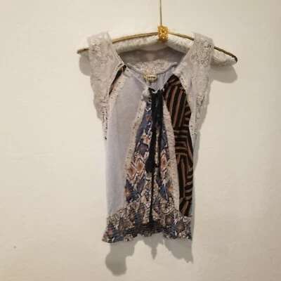 Top para mujer Lulumari sin mangas bordado pequeño cintura ajustada cordón cuello Foto 1 de 4