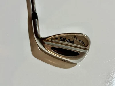 Eje de acero con cuña Ping Tour 56° • Para diestros • Modelo clásico Tour - Punto negro Foto 1 de 4