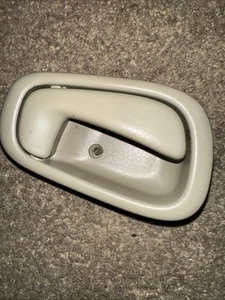 Toyota Corolla 1998-2002 puerta delantera interior manija abierta pasajero bronceado - Imagen 1 de 6