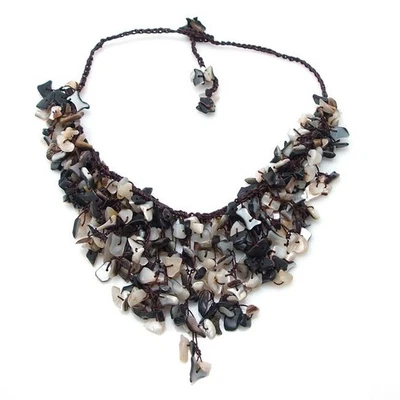 Collar babero cascada con concha de madreperla tonos blancos y negros hecho a mano Foto 1 de 2