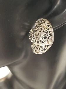Pendientes Perforados Tono Plata Filigrana Superpuesto Corazón Botón De Colección - Imagen 1 de 6