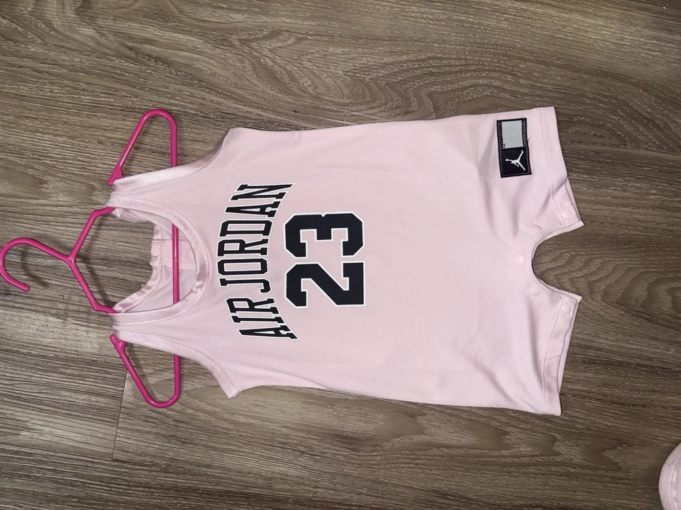 女宝宝 Air Jordan Nike Jumpman One Piece 粉红色连身裤套装 0-3 个月二手状况完好 — 第 1/2 张图片